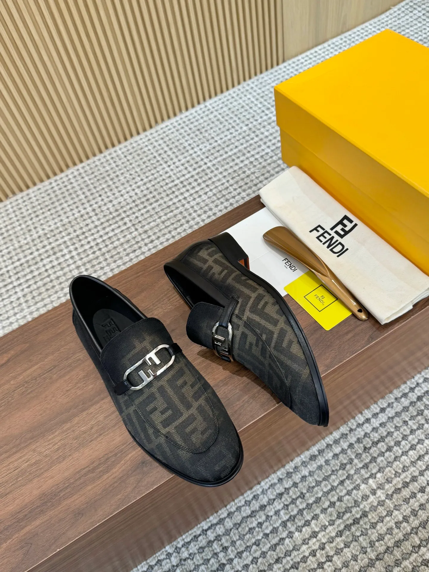 [FENDI] Top P: 980💰 ▪️Size: Men's 39-44. (Customized at 38.45.46) Fendi men's business casual leather shoes Imported brand cloth/calfskin/open edge beads/brand logo printing -Inside: Comfortable cowhide lining -Outsole: Genuine leather outsole with rubber backing embedded in the heel, perfect injection molding -Ultra-high quality control·Fine workmanship: highlighted (high-end·luxury·grade)
